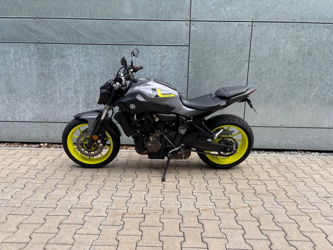 Fahrzeugabbildung Yamaha MT 07 mit Tieferlegung, kurzer Kennzeichenhalter