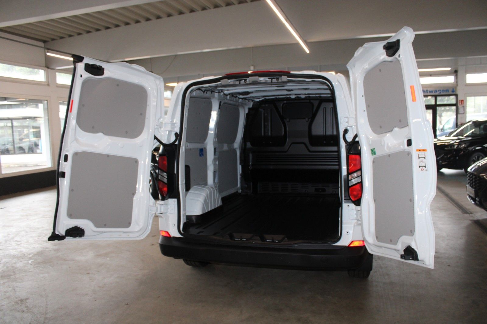 Fahrzeugabbildung Ford Transit Custom TREND PHEV L1 LED CAM Technologie