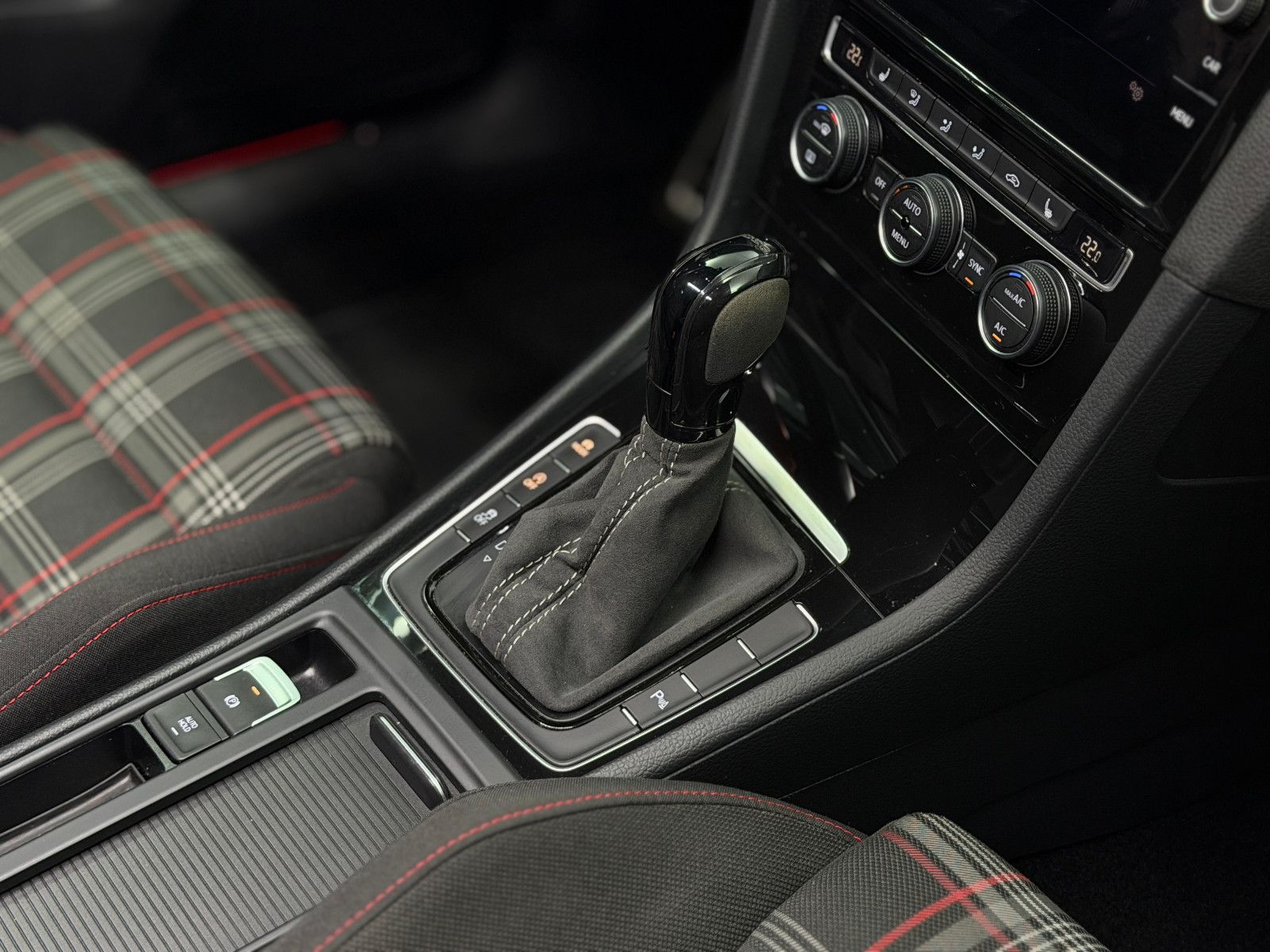 Fahrzeugabbildung Volkswagen Golf VII GTI Performance |APR|DSG|LED|MAXTON