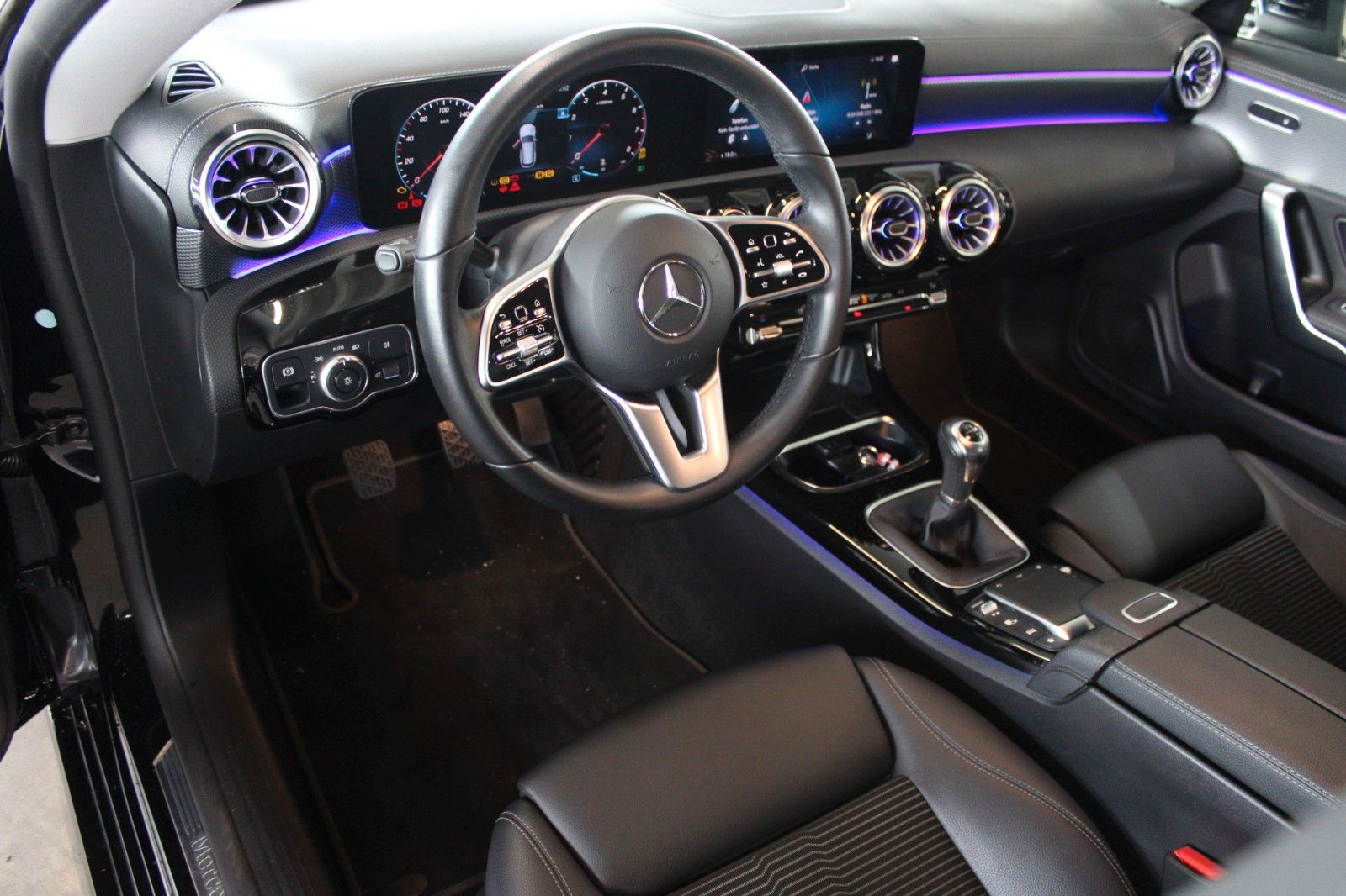 Fahrzeugabbildung Mercedes-Benz CLA 180 Shooting Brake LED NAVI DAB HighEnd uvm