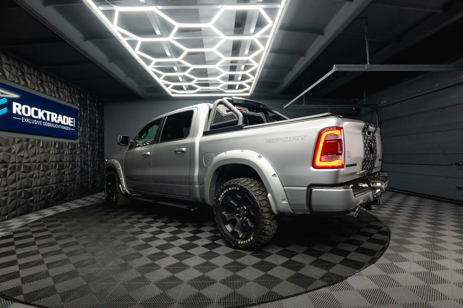 Fahrzeugabbildung Dodge RAM 5.7 V8 HEMI 4x4 Offroad Night Limited 19%