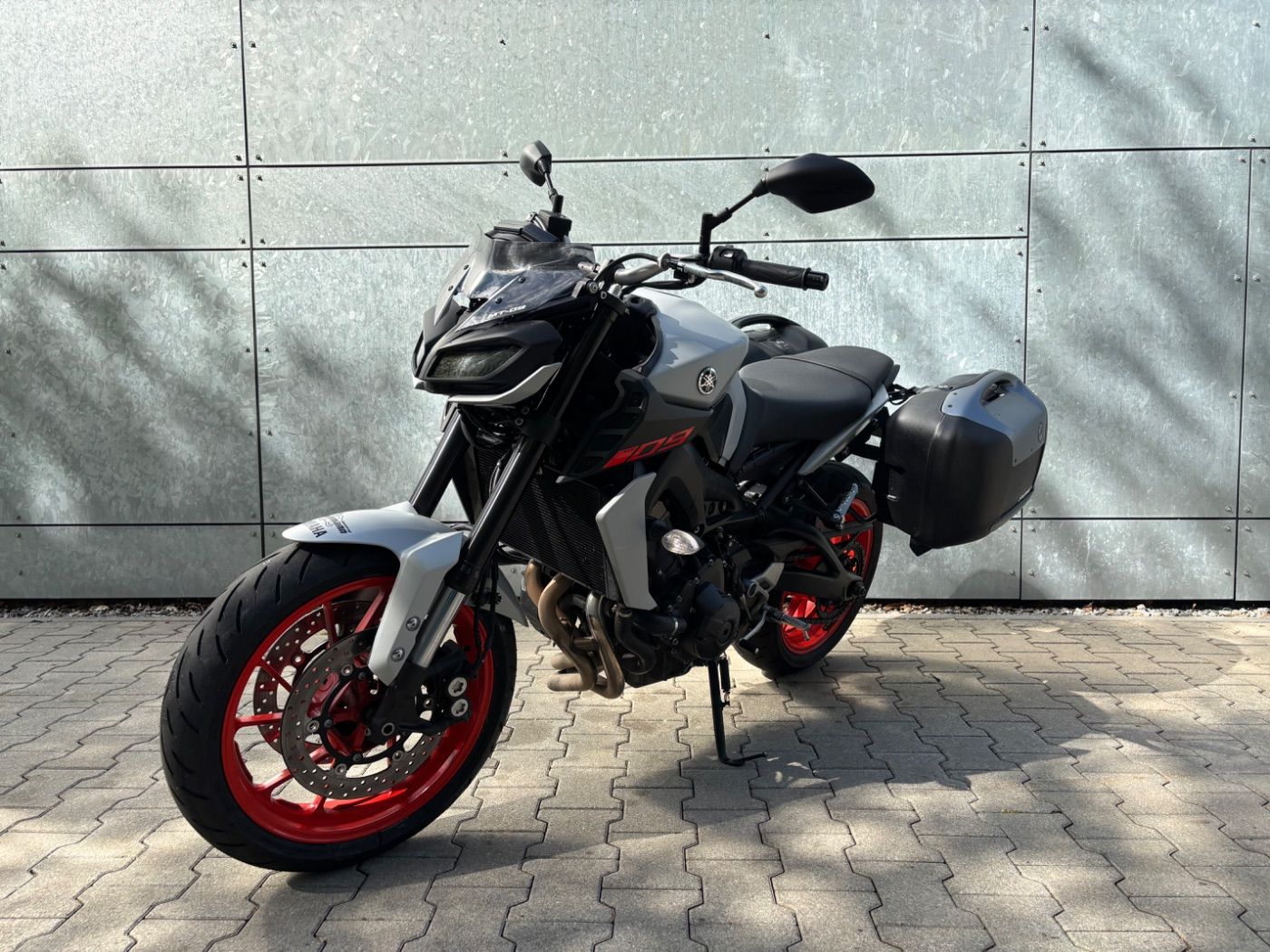 Fahrzeugabbildung Yamaha MT 09 Seitenkoffer kurzer Kennzeichenhalter