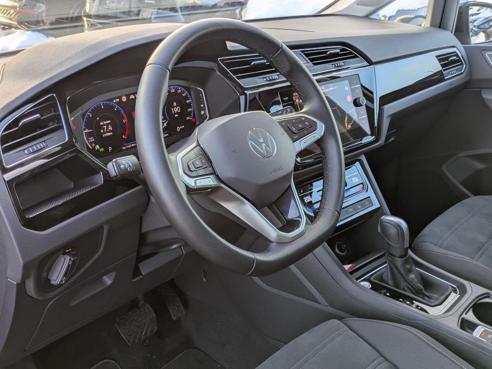 Fahrzeugabbildung Volkswagen Touran 2.0 DSG R-Line High. Pano 7-Si IQ.Dri AHK