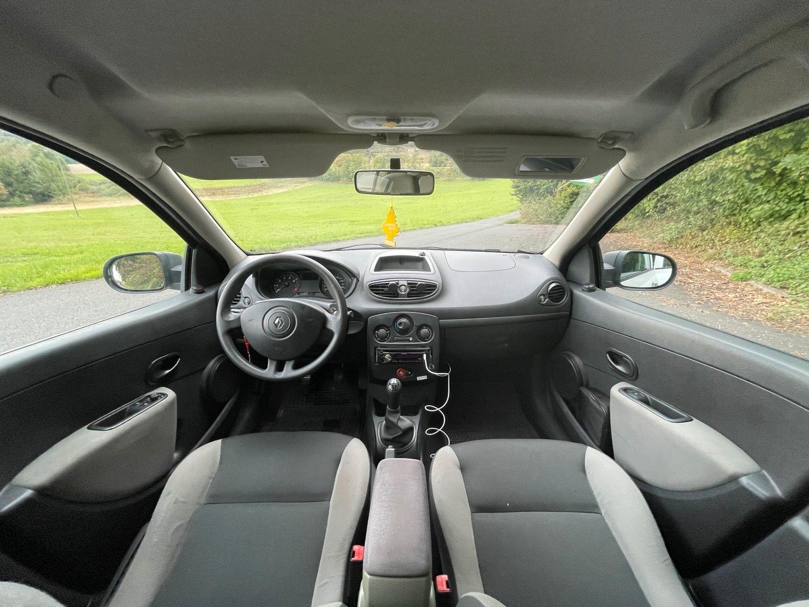 Renault Clio 2010 — interior