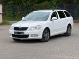Skoda Octavia 2.0 TDI Combi *1 HAND *NAVI *XENON - Skoda Octavia aus 2012 mit Diesel-Antrieb: Kombi