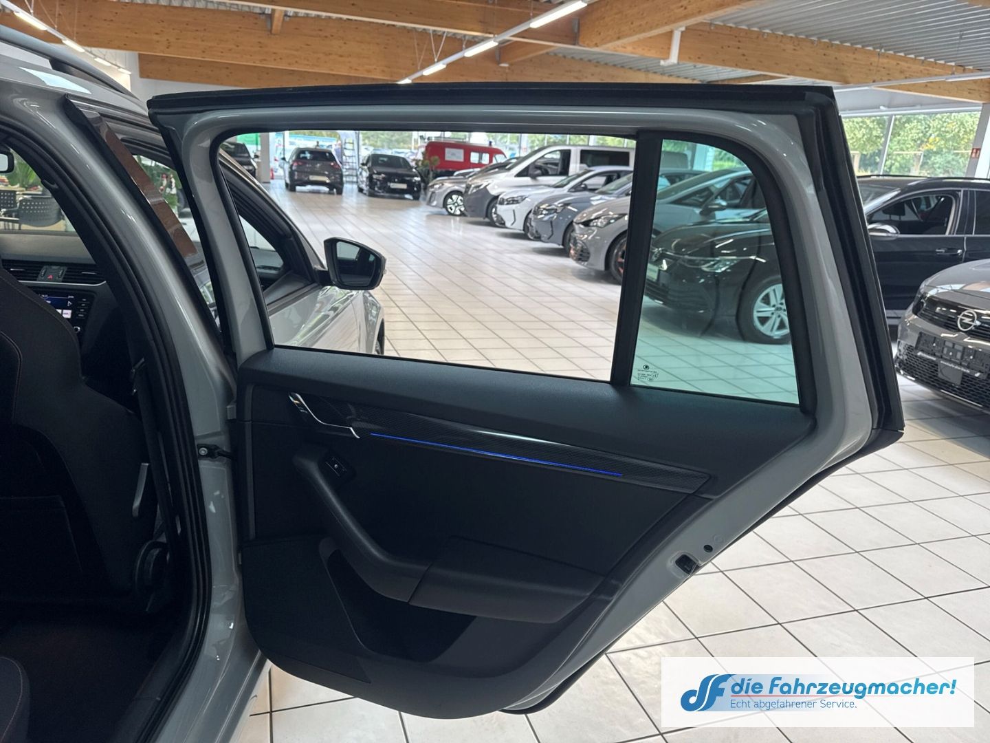 Fahrzeugabbildung SKODA Octavia Combi RS 4x4 Sportpaket AHK Navi LED *EX