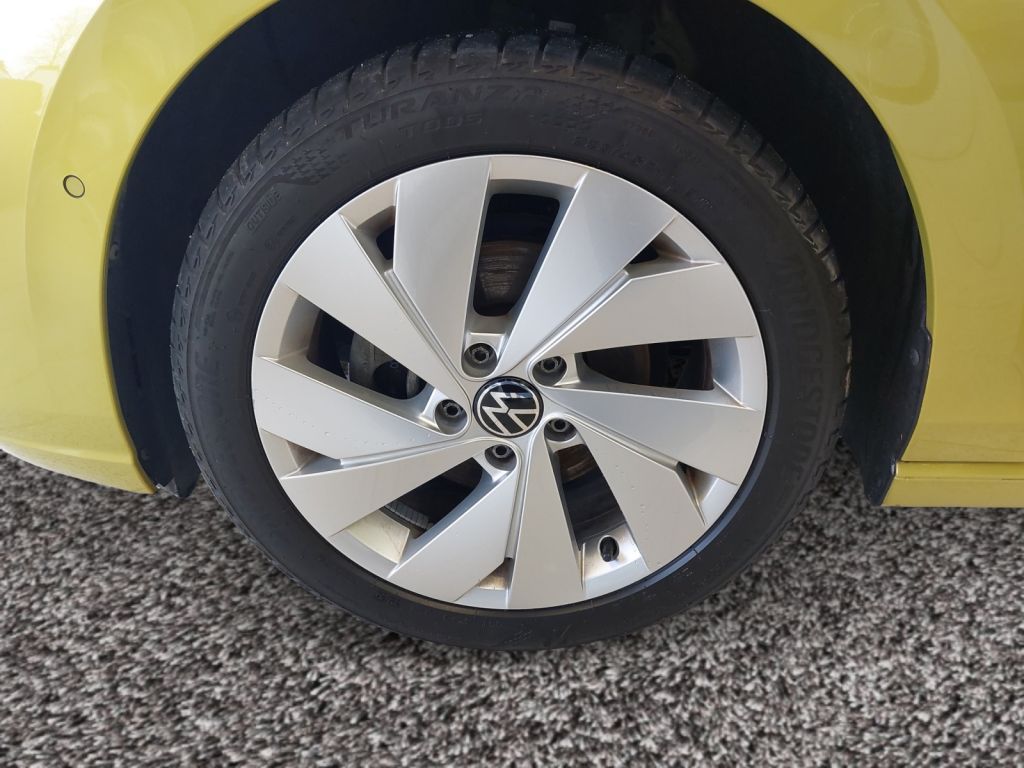 Fahrzeugabbildung Volkswagen Golf 1.5 TSI Style Panorama ACC Licht&Sicht