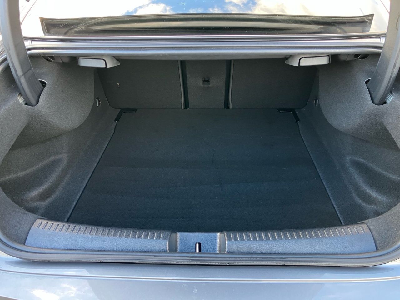 Fahrzeugabbildung Mercedes-Benz CLA 200 d Coupé AMG+AHK+NIGHT+DISTR+MULTIB+KEYL+