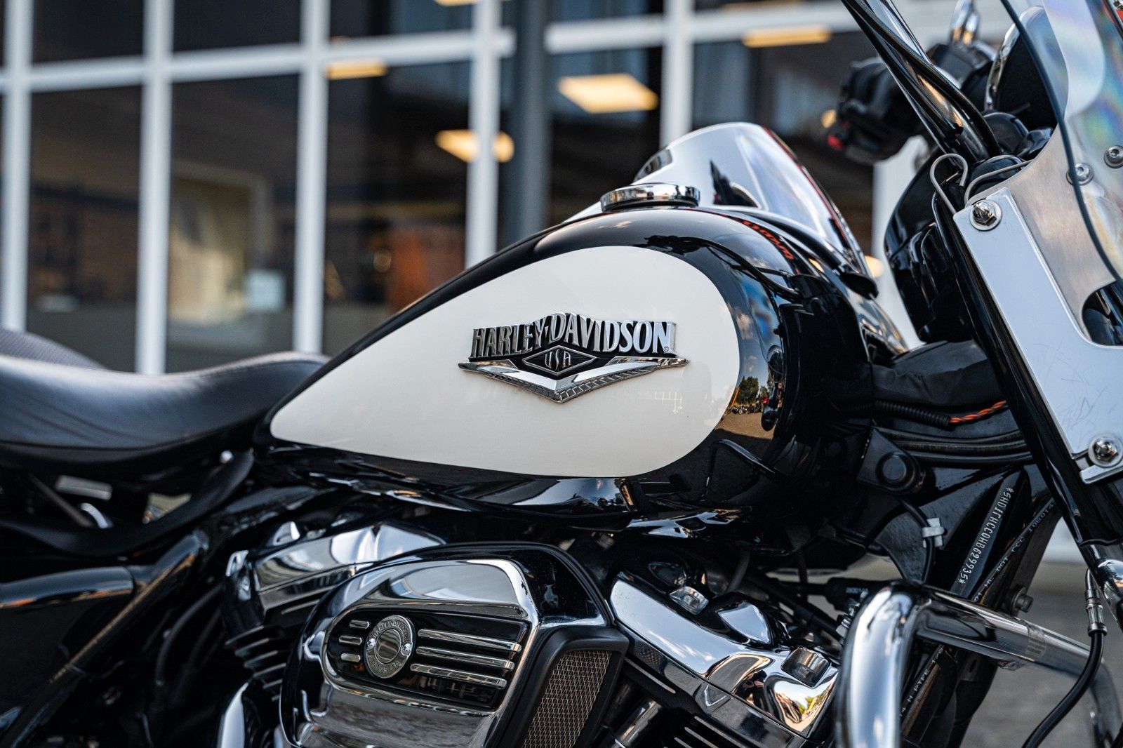 Fahrzeugabbildung Harley-Davidson ROAD KING POLICE FLHP TOURING - JEKILL&HYDE