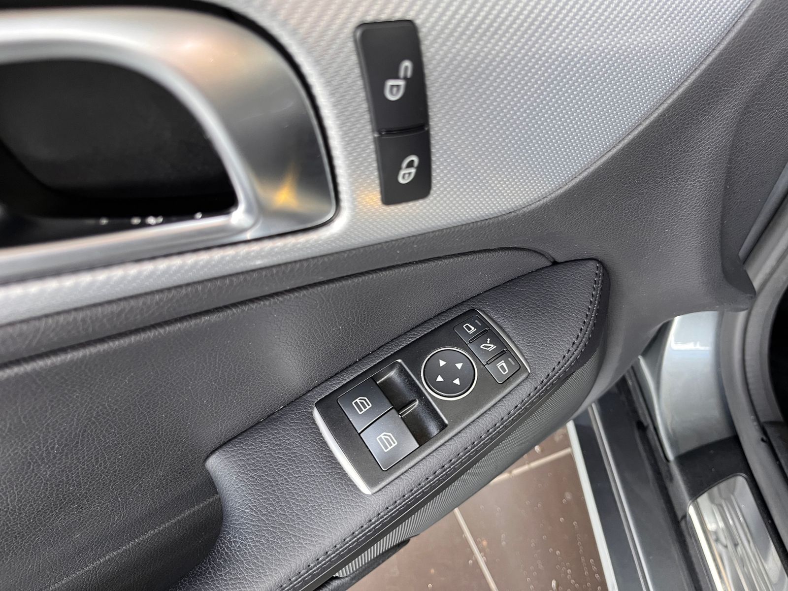 Fahrzeugabbildung Mercedes-Benz SLC 200 LEDER NAVI ALU