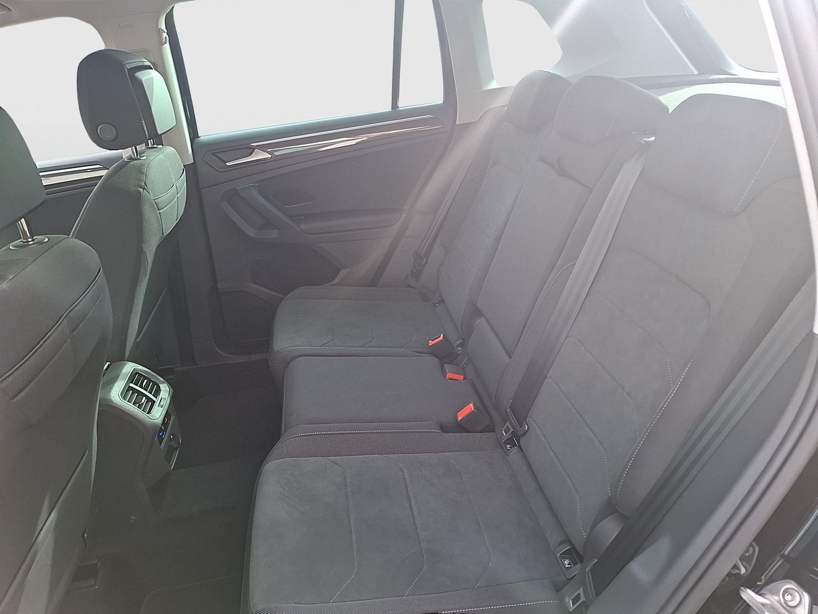 Fahrzeugabbildung Volkswagen Tiguan TSI Elegance DSG Matrix Navi AID HUD ACC