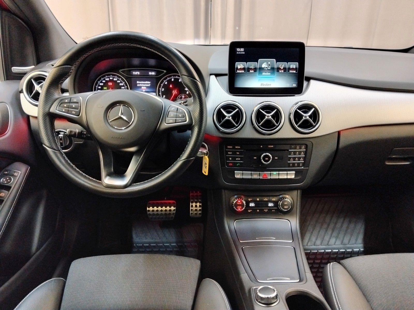 Mercedes-Benz B 180 (06/2026, Benzin)