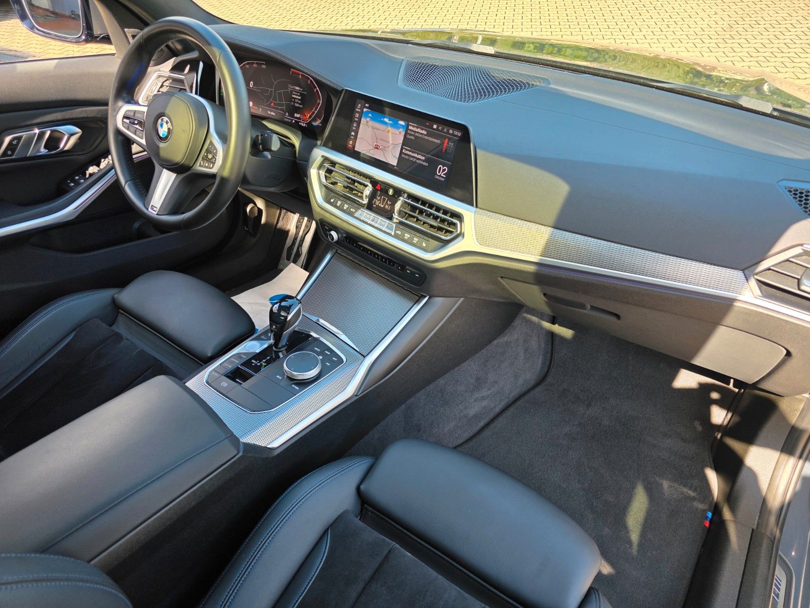 BMW 330 i lim. M Sport Navi LED Schiebedach foto 2