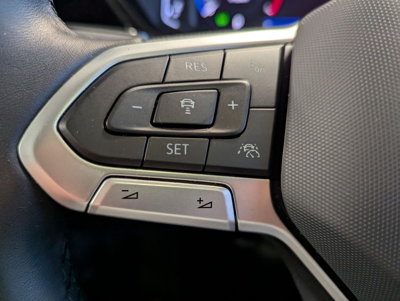 VW Touran 2.0 DSG R-Line High. Pano 7-Si IQ.Dri AHK - Image 30