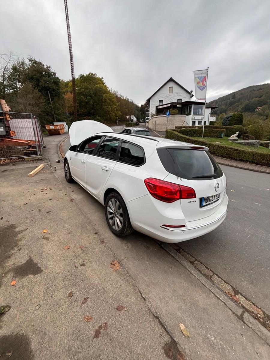 Opel Astra 2013 — photo 9