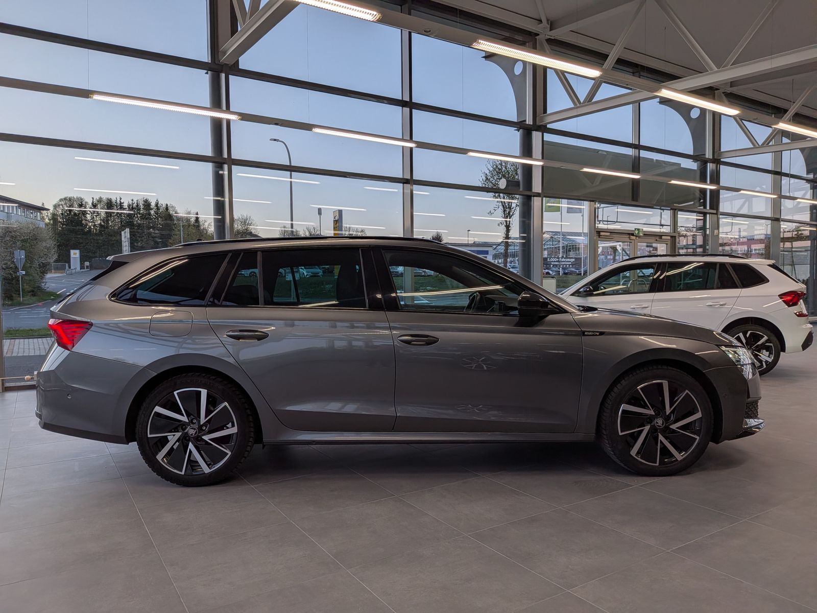 Fahrzeugabbildung SKODA Octavia 2.0 TDI DSG Sportline Matrix AHK 5J-Gara
