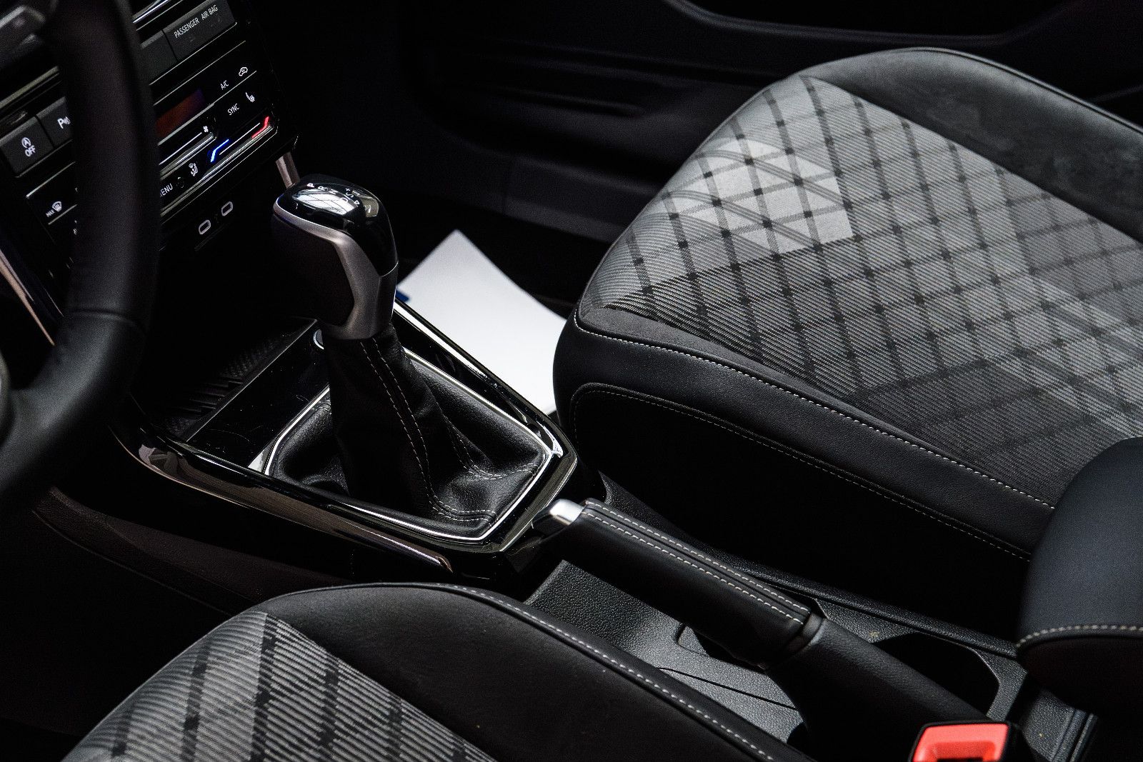 Fahrzeugabbildung Volkswagen T-Cross 1.5 TSI R-Line+LED+IQ+TOTWINKEL+ACC+AHK
