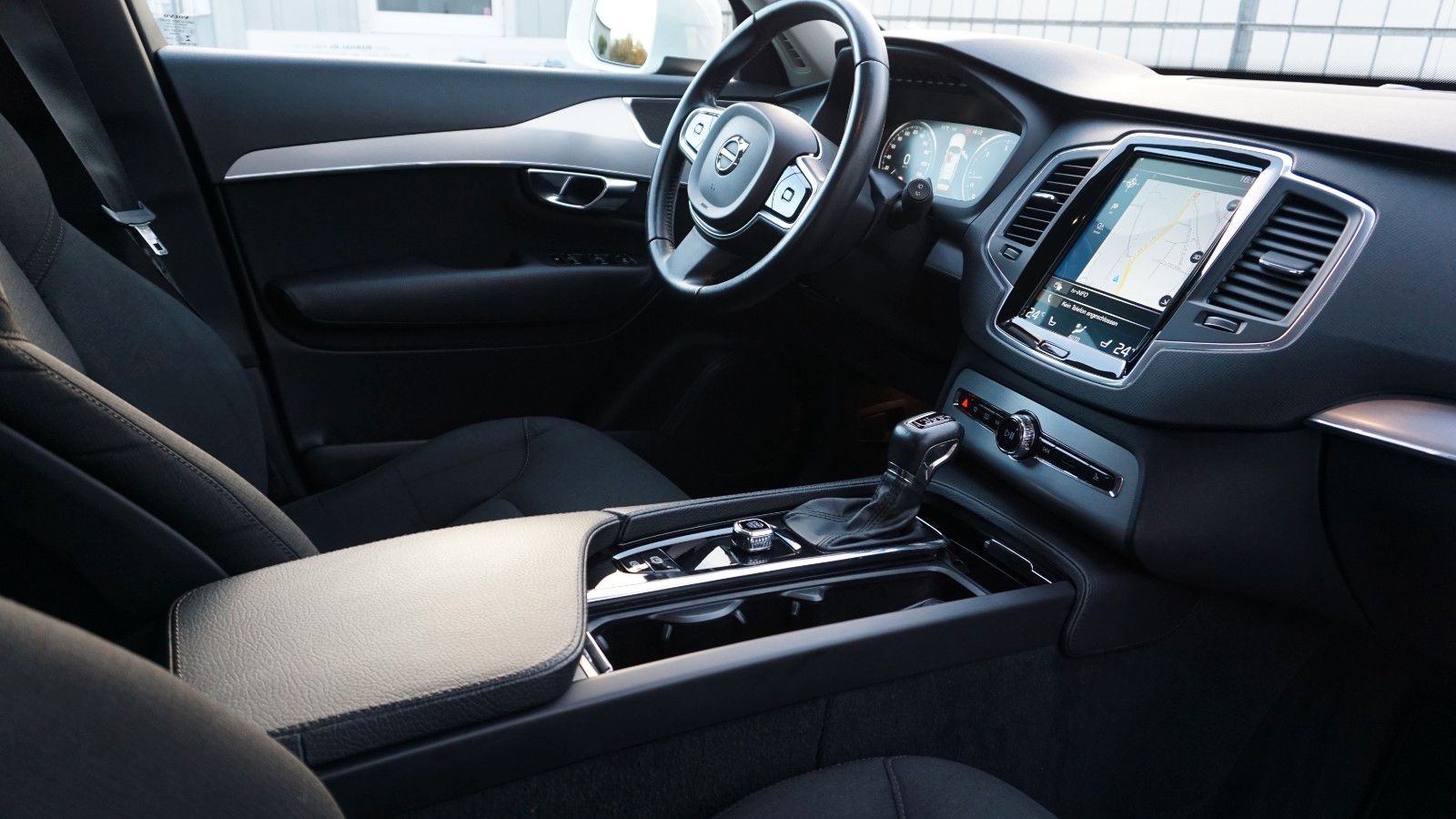 Fahrzeugabbildung Volvo XC90 Momentum AWD, Kamera, Navi, LED