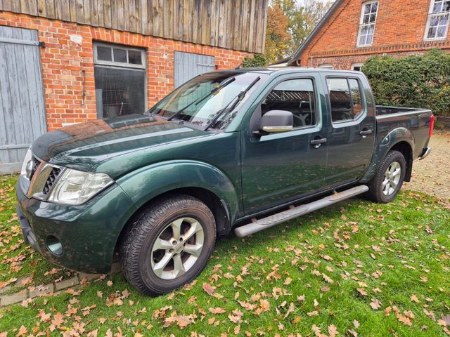 Nissan dunkelgrüner Nissan Navara D40