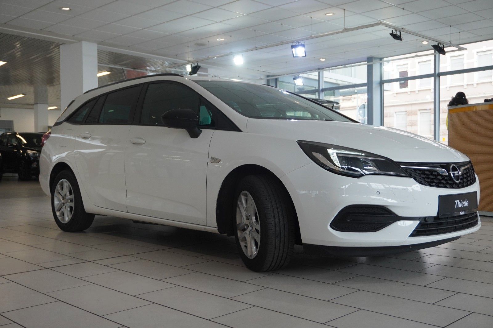 Fahrzeugabbildung Opel Astra K ST 1.2T EDITION NAVI/LED/KAMERA/SHZ/DAB+