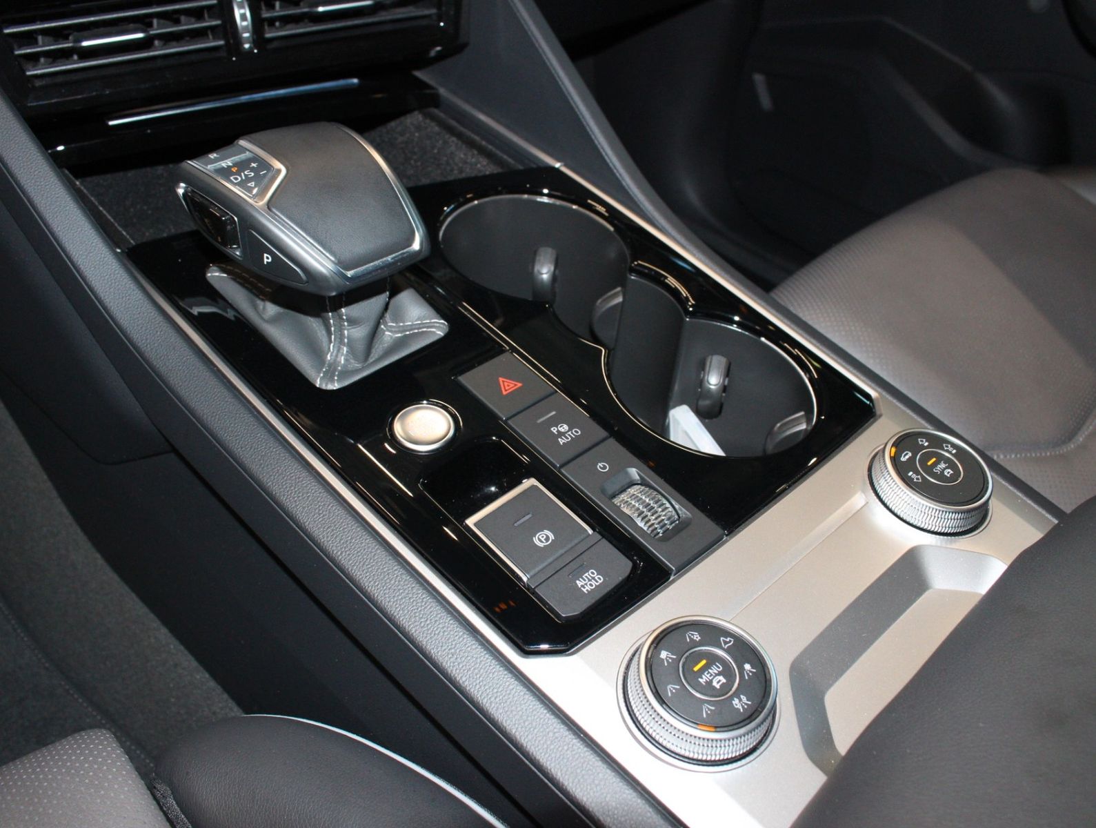 Fahrzeugabbildung Volkswagen Touareg 4.0 V8 TDI  4M  R-Line*PNRM*AHK*HUD*Voll