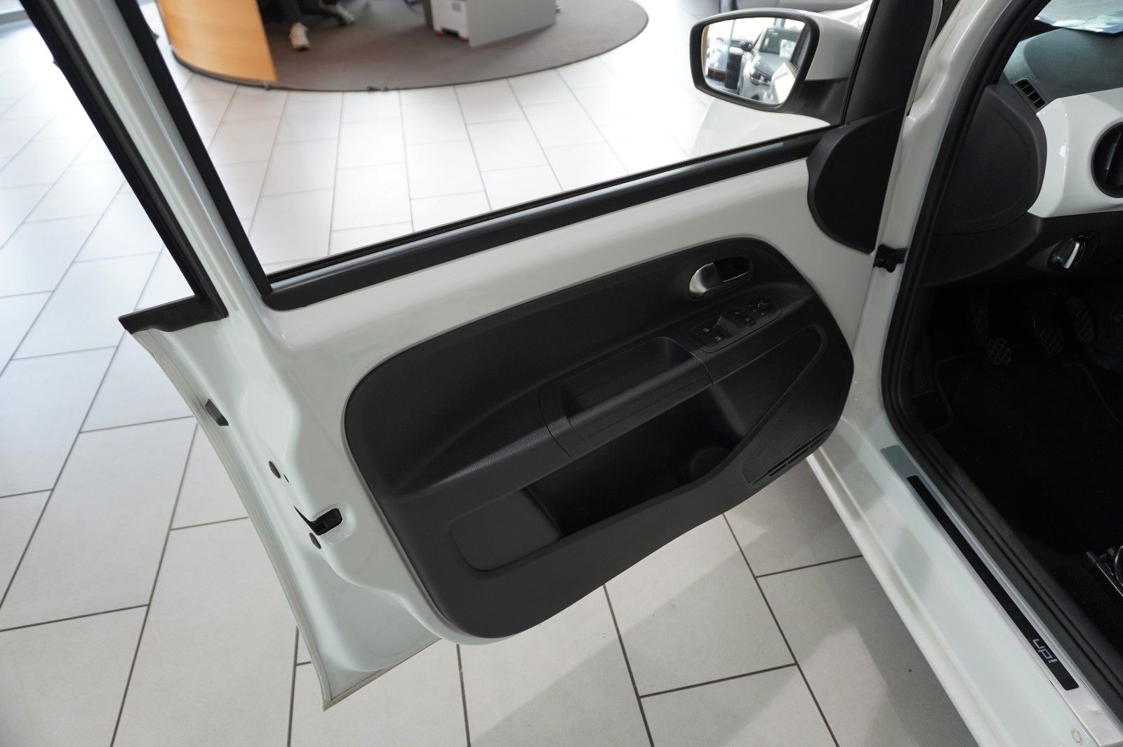 Fahrzeugabbildung Volkswagen up! 1.0 CLUB 5-TÜR NAVI/SPORT/PANO./SHZ/PDC/TEMP