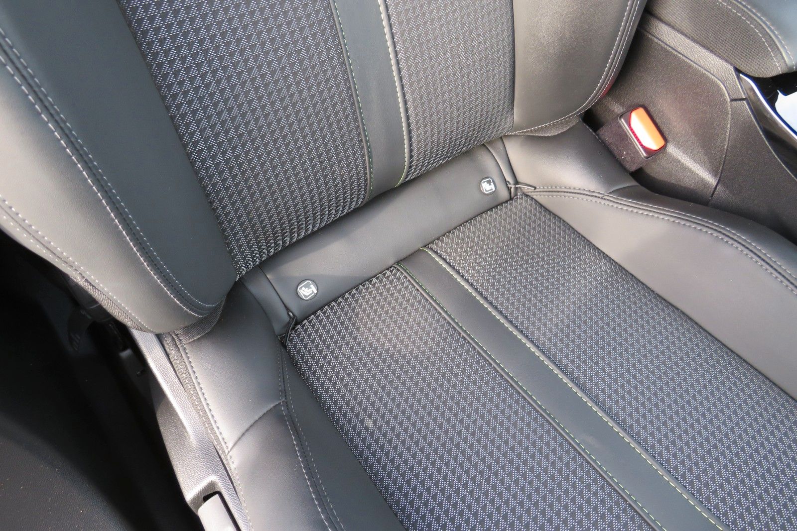 Fahrzeugabbildung Peugeot 2008 e- GT PDC KAMERA NAVI SITZH.