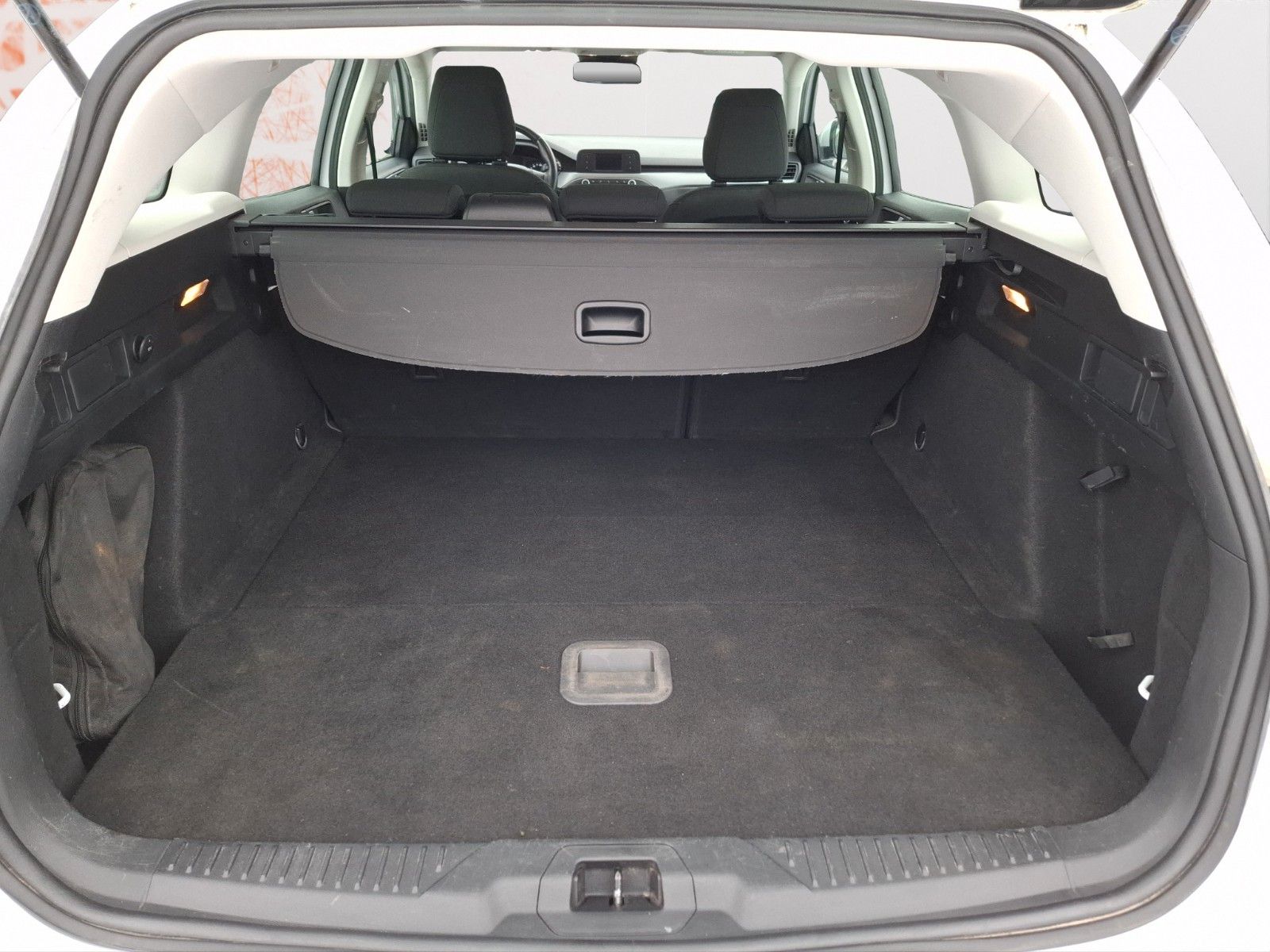 Fahrzeugabbildung Ford Focus Turnier Trend ! LRH ! beh. WSS !