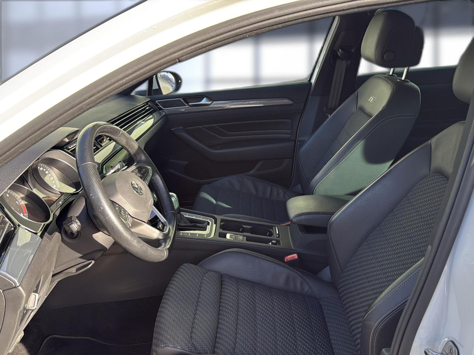 Fahrzeugabbildung Volkswagen Passat Variant Business/ AHK / Bremsen vo+hi neu