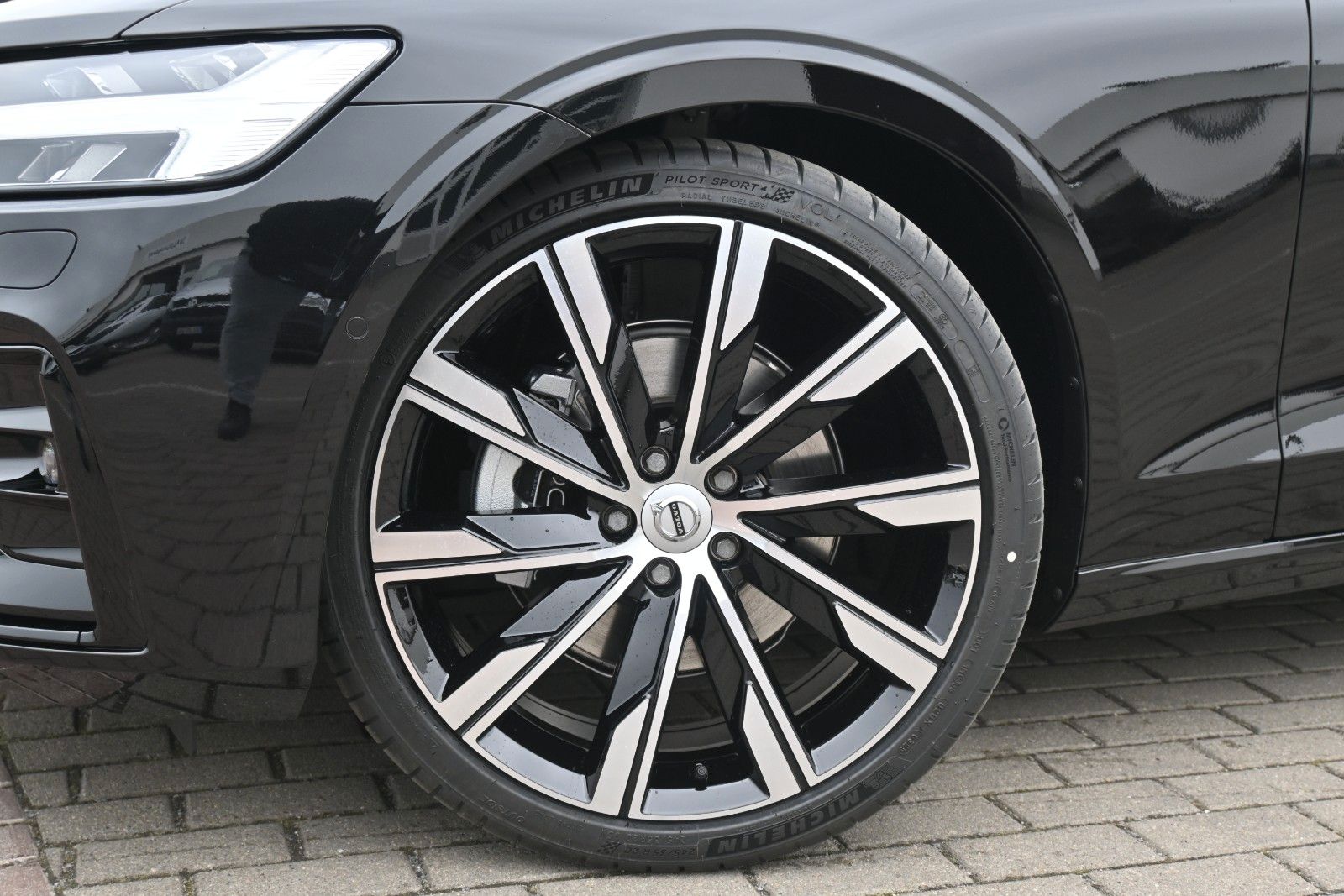Fahrzeugabbildung Volvo V60 B4 DKG Ultra Dark*B&W*Massage*ACC*AHK*20"