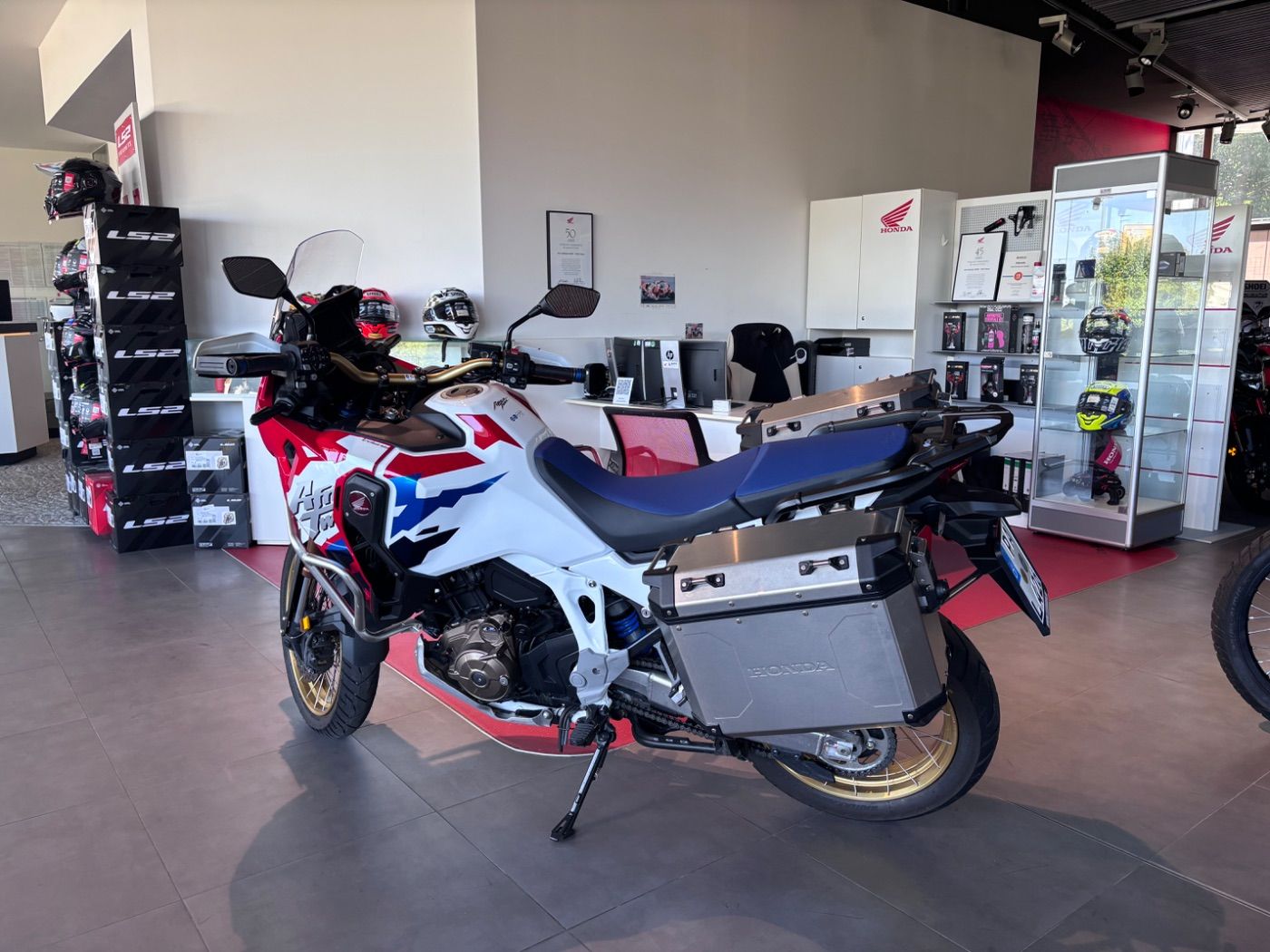 Fahrzeugabbildung Honda CRF 1100 Adventure Sports D4T 2026 Koffer, Sturz