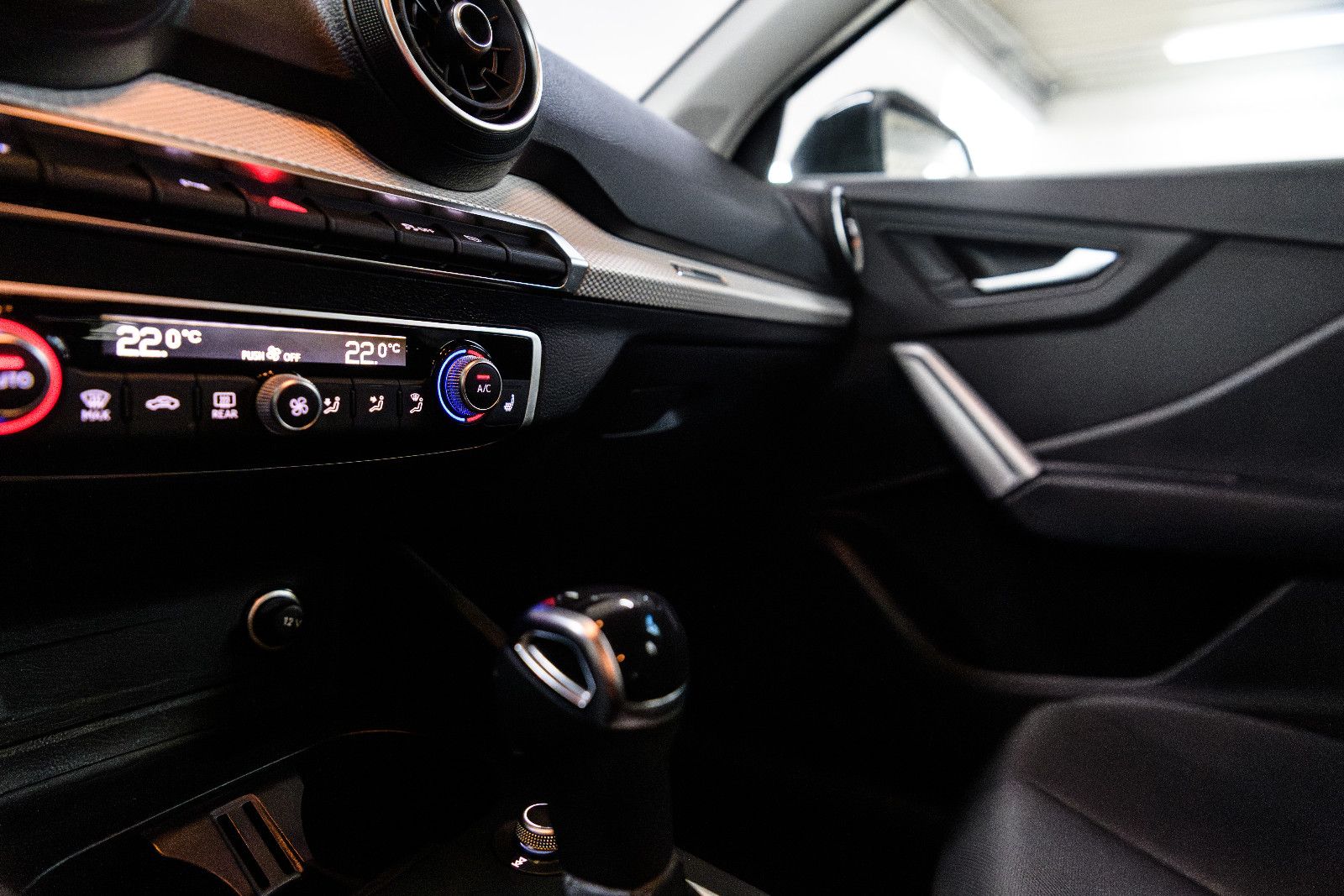 Fahrzeugabbildung Audi Q2 35 TFSI S tronic LED/SZH/NAVI