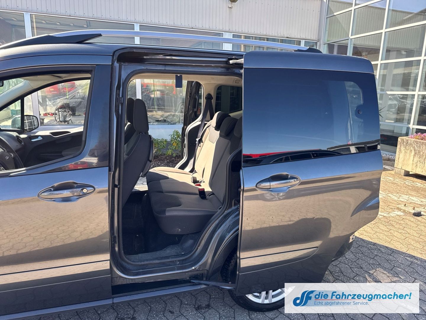 Fahrzeugabbildung Ford Tourneo Courier Titanium Mehrzonenklima *EXPORT