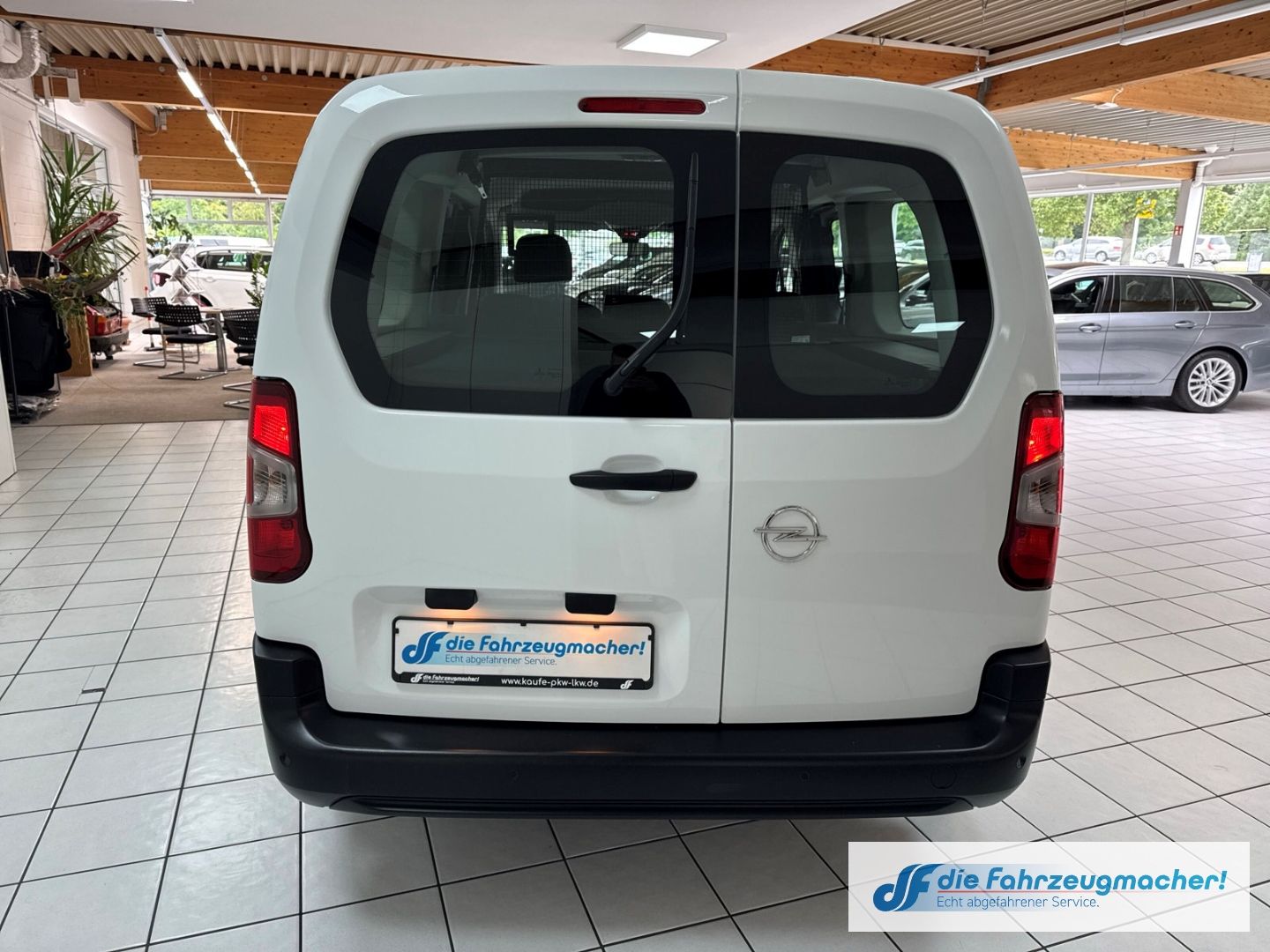 Fahrzeugabbildung Opel Combo Life E Basis 1.5 D L2 Apple CarPlay Androi