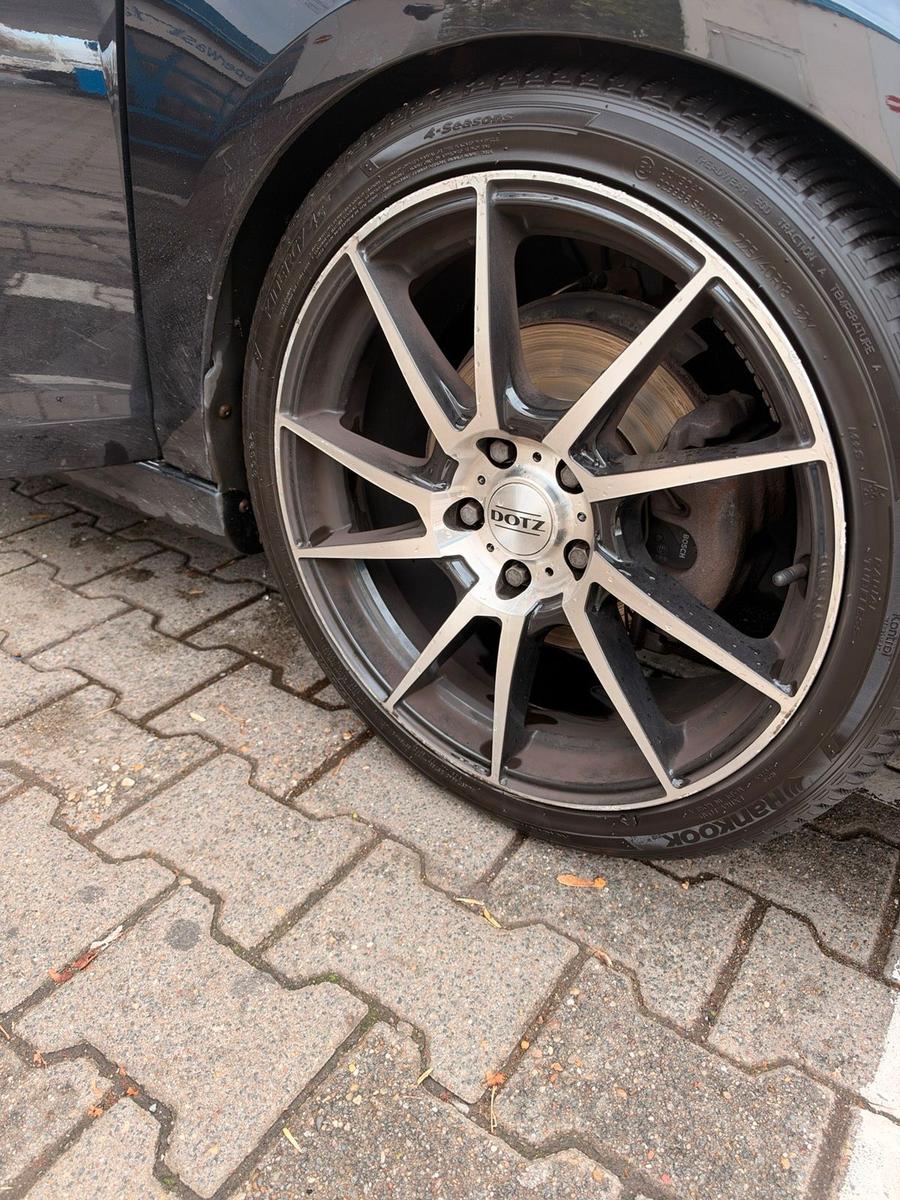 Volkswagen Golf 2011 — салон