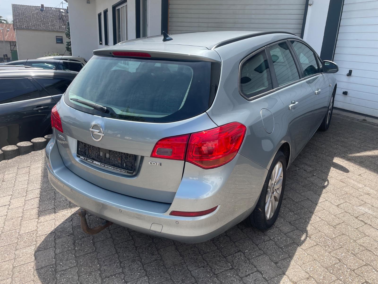 Opel Astra 2011 — photo 7