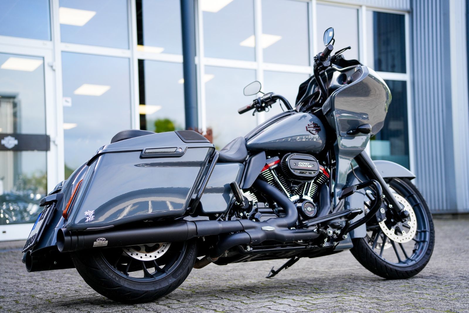 Fahrzeugabbildung Harley-Davidson FLTRXSE CVO Road Glide - JEKILL & HYDE -