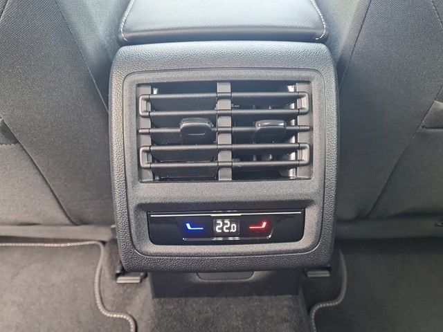 Fahrzeugabbildung Volkswagen Golf VIII TSI Move LED AID RFK SH LM