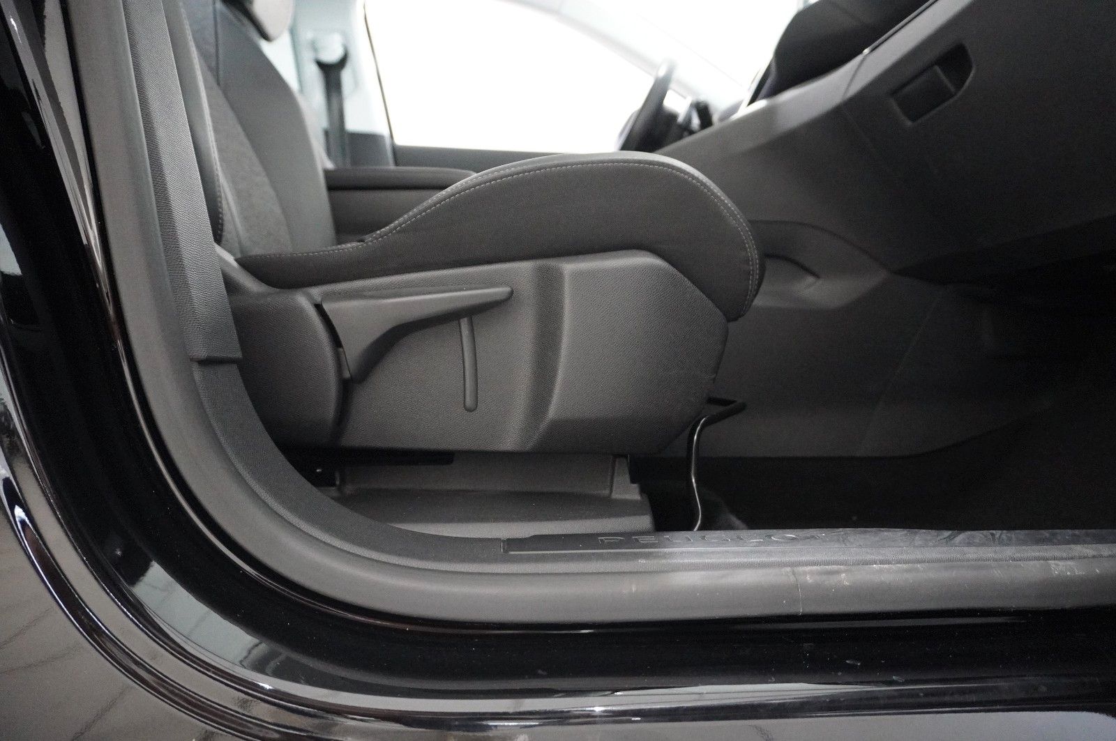 Fahrzeugabbildung Peugeot 5008 1.5D ALLURE NAVI/LED/KAMERA/VIRT/SH/DAB/AHK