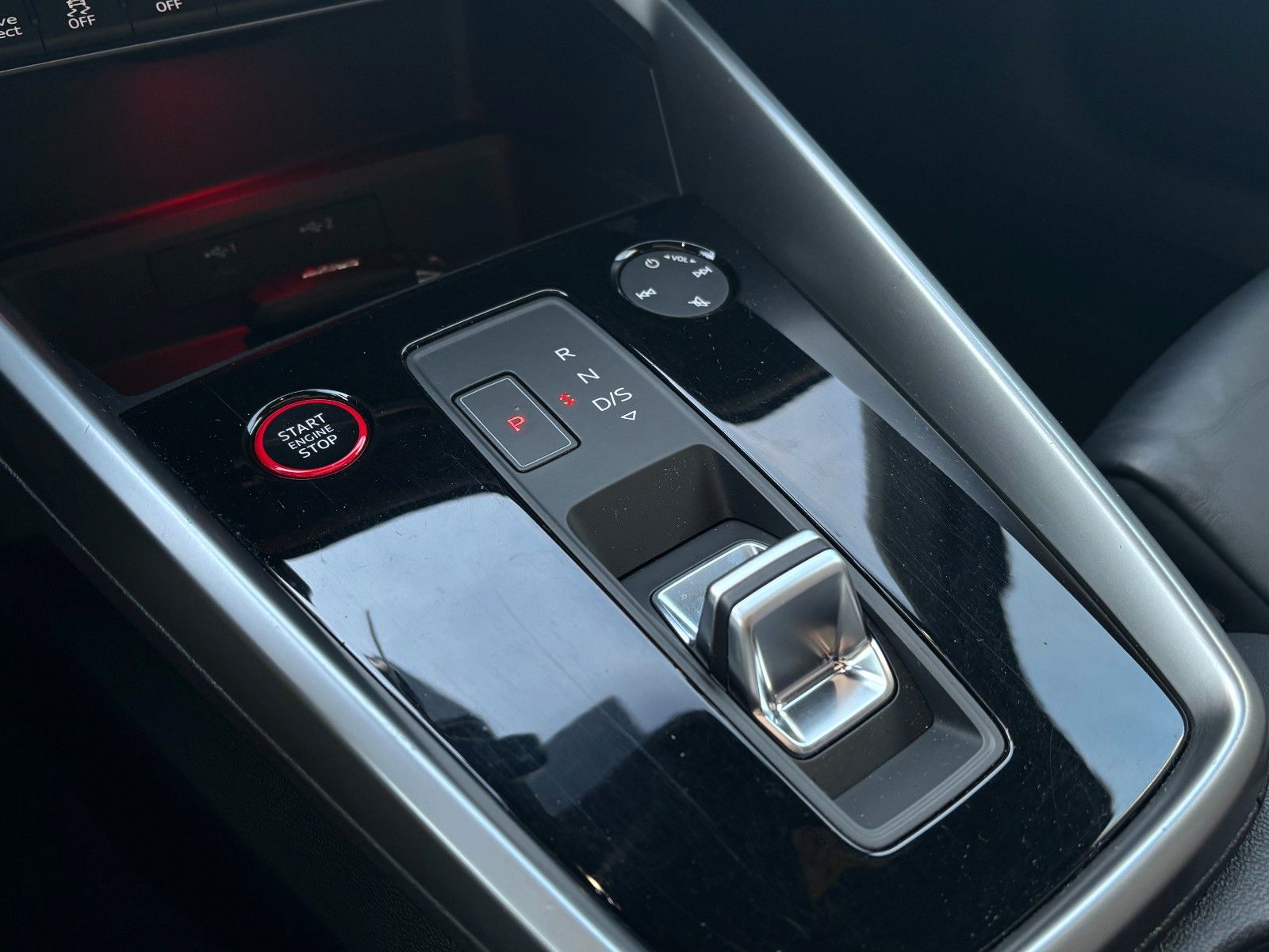 Fahrzeugabbildung Audi RS3 Lim. *Panorama*RS-Sitze*Carplay*SportAuspuff