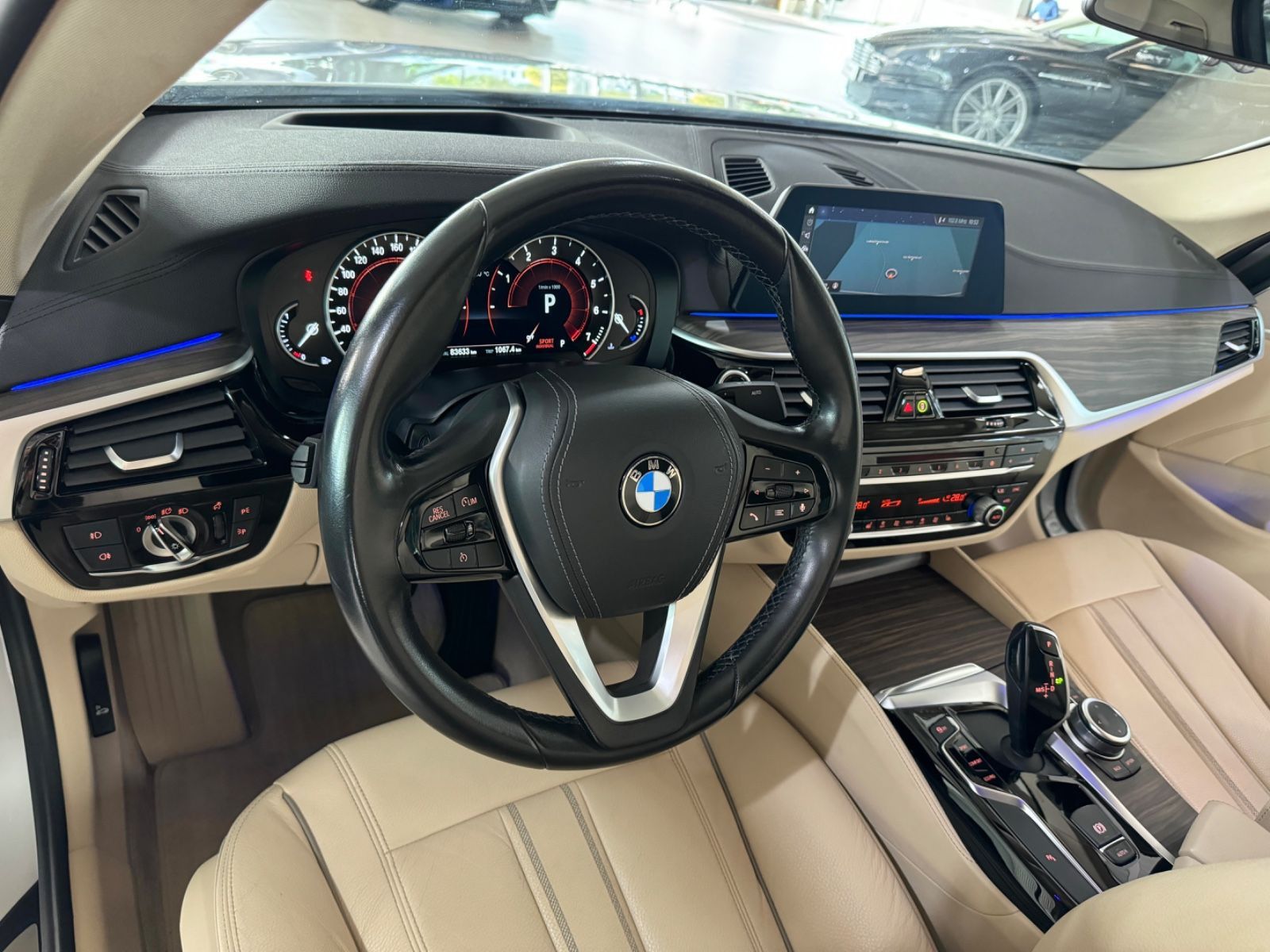 Fahrzeugabbildung BMW 530i Luxury Line Kamera SoftCl HUD HiFi AHK Komf