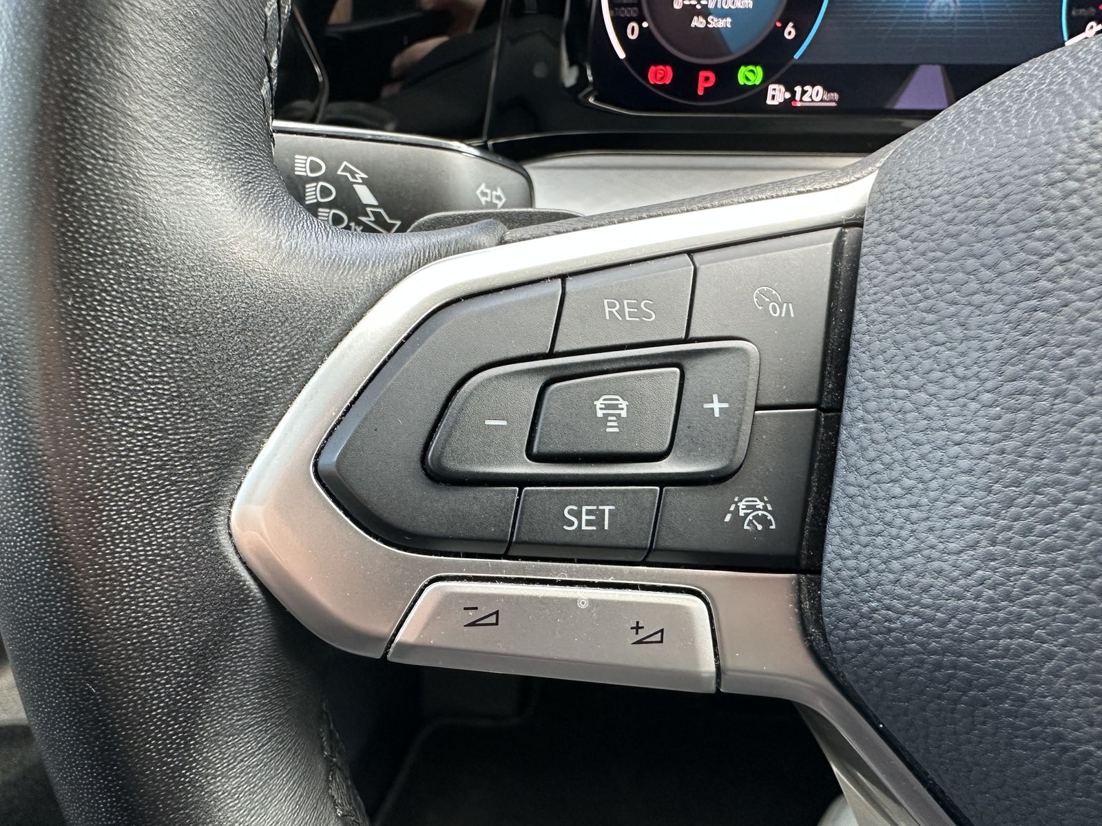 Fahrzeugabbildung Volkswagen Golf Variant 2.0 TDI DSG Life NAV+LED+ACC+STHZG