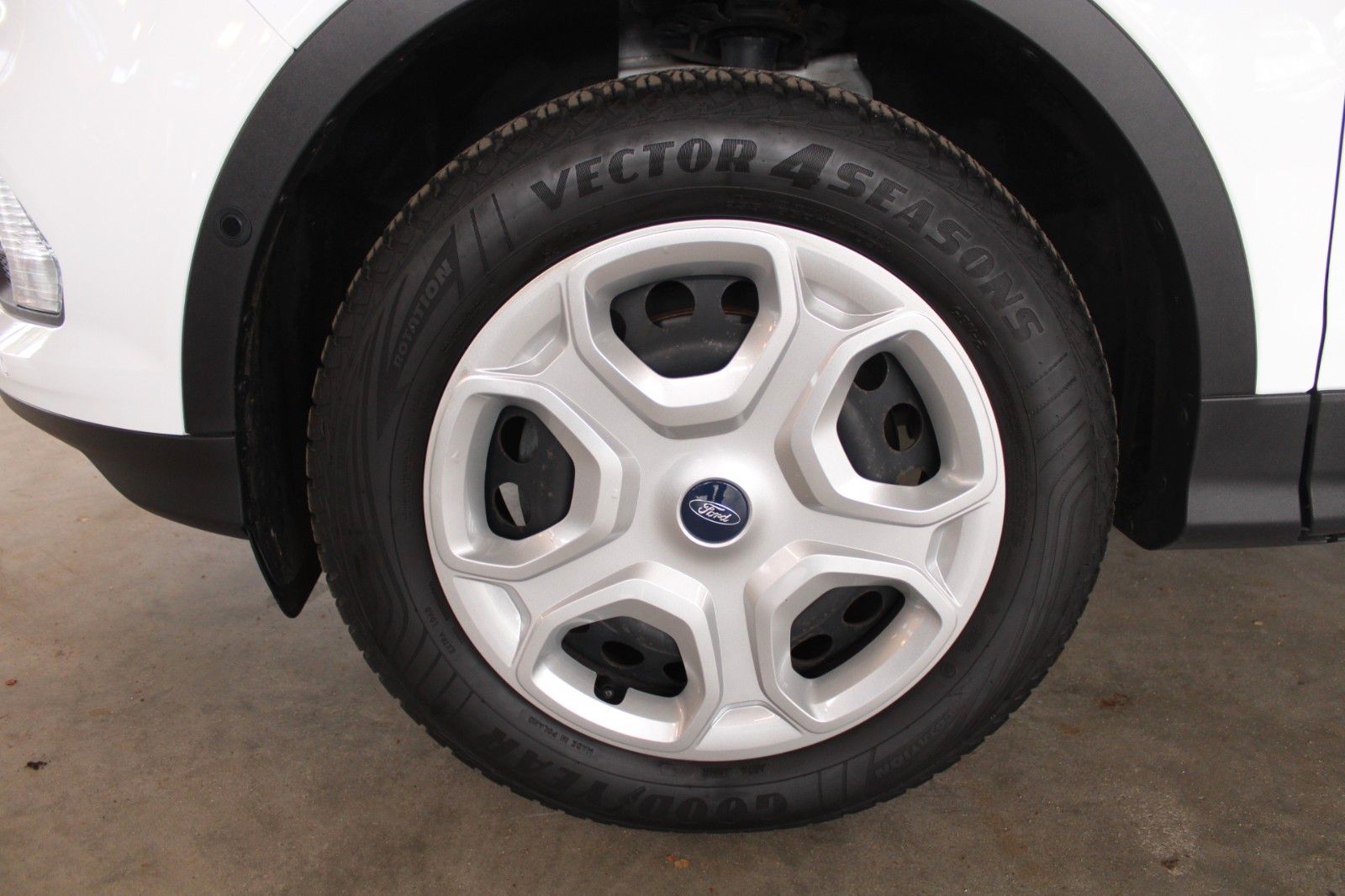 Fahrzeugabbildung Ford Kuga TREND KLIMA AHK WinterPaket Allwetter