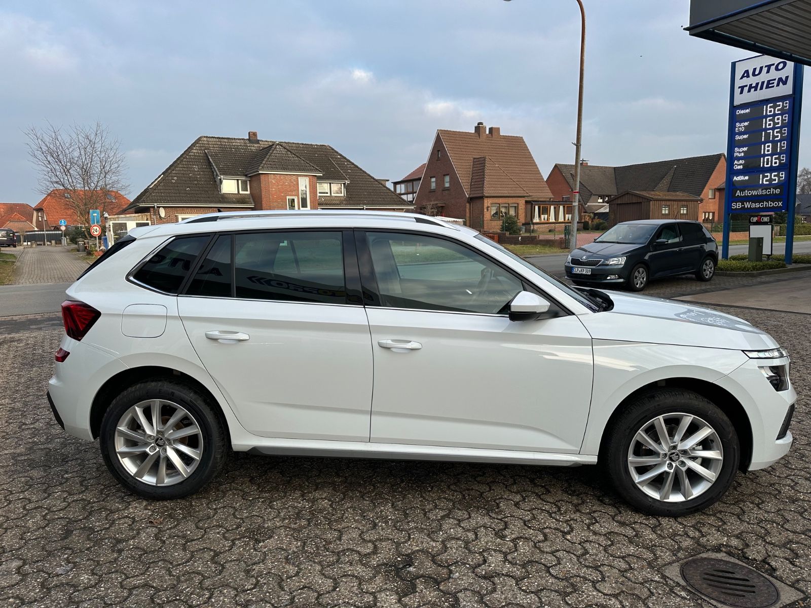 Fahrzeugabbildung SKODA Kamiq 1.0 TSI Selection DSG ACC/LED/PDC/eHeck