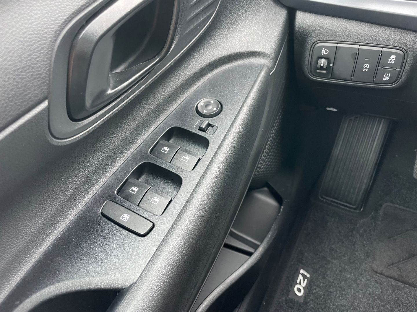 Fahrzeugabbildung Hyundai i20 Select Verkehrszeichenerk SpurhalteAss Navi