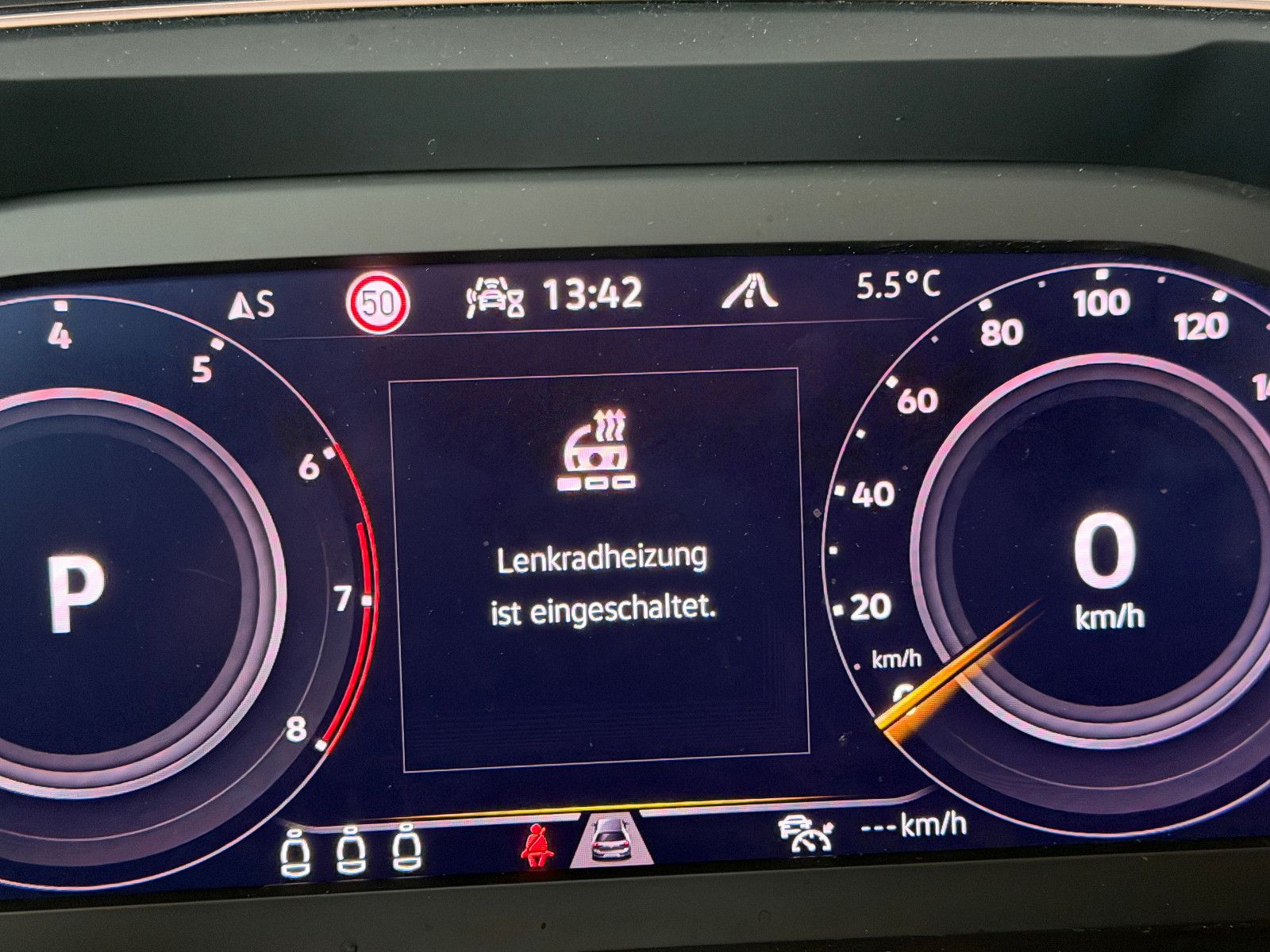 Fahrzeugabbildung Volkswagen Tiguan Allspace R-Line /PANO/HUD/HARMAN-KARDON/
