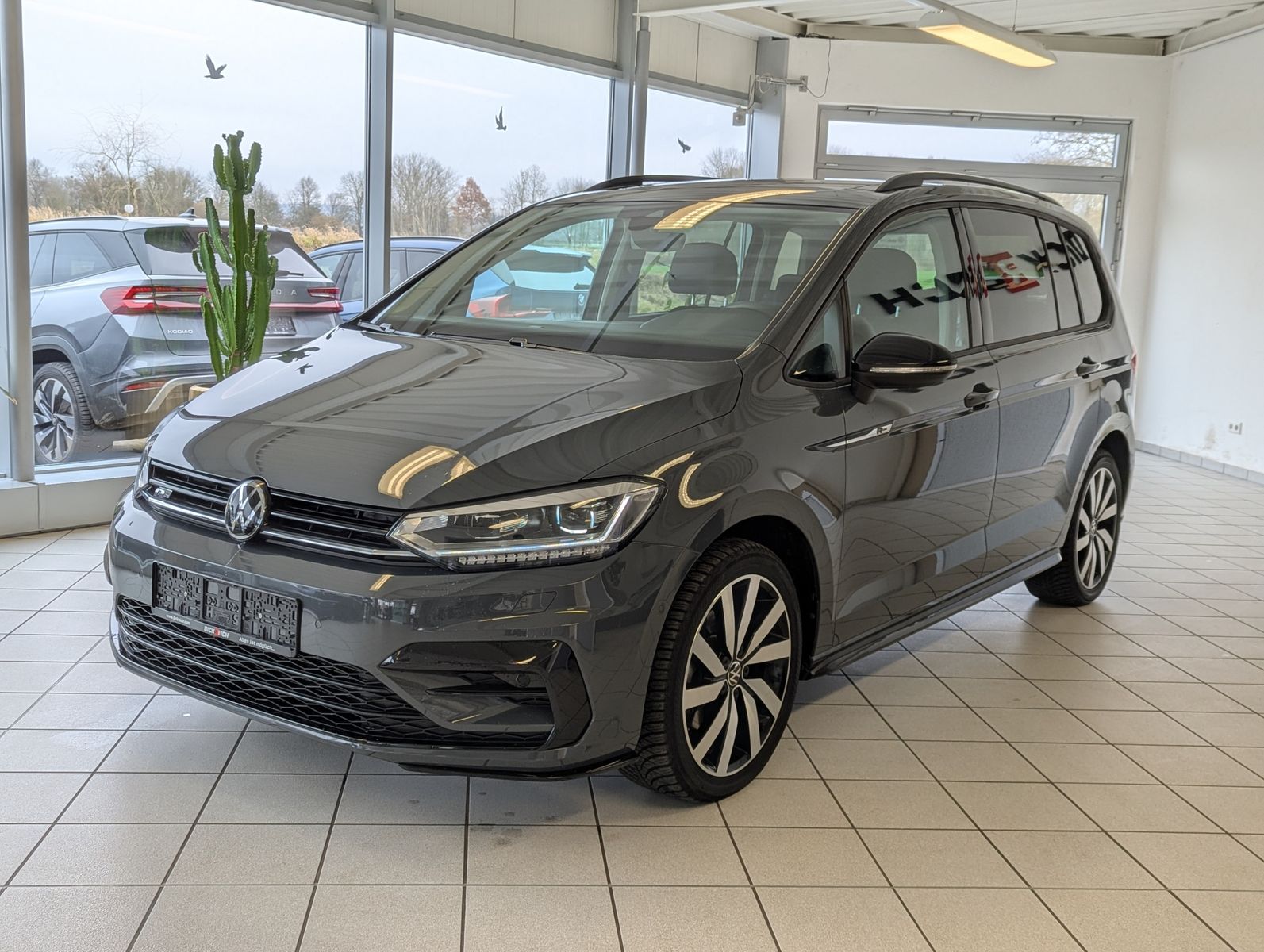 VW Touran 2.0 DSG R-Line High. Pano 7-Si IQ.Dri AHK - Image 3
