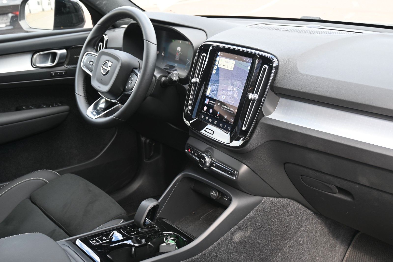 Fahrzeugabbildung Volvo XC40 B4 DKG Dark*PANO*STDHZG*360°*ACC*AHK*VOLL *