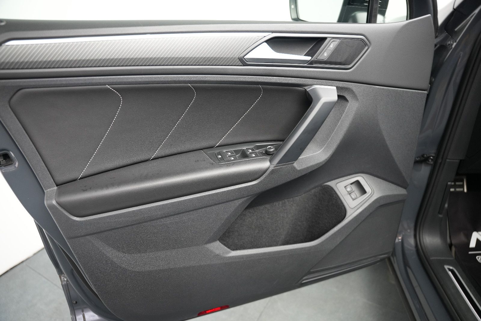Fahrzeugabbildung Volkswagen Tiguan R-Line Hybrid *Panorama*360°Kam*Virtual