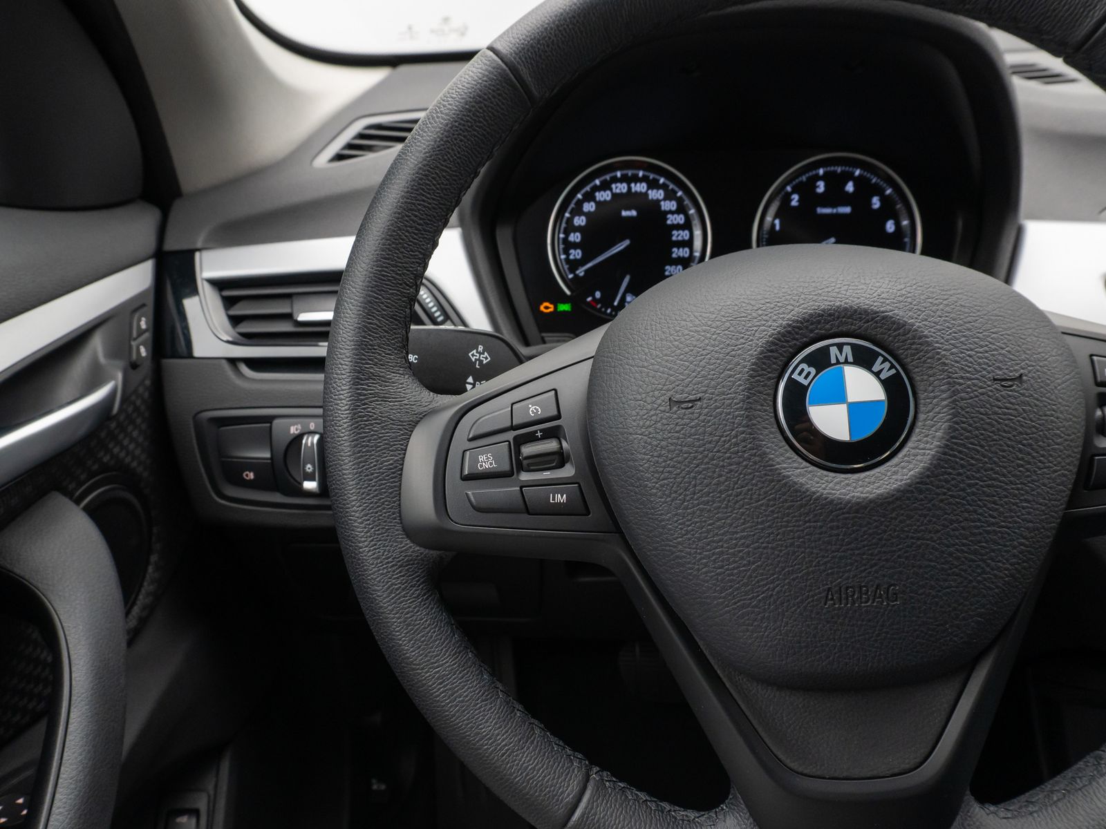 Fahrzeugabbildung BMW X1 xD25e Parkassist DAB Navi Geschwindigkeitsreg